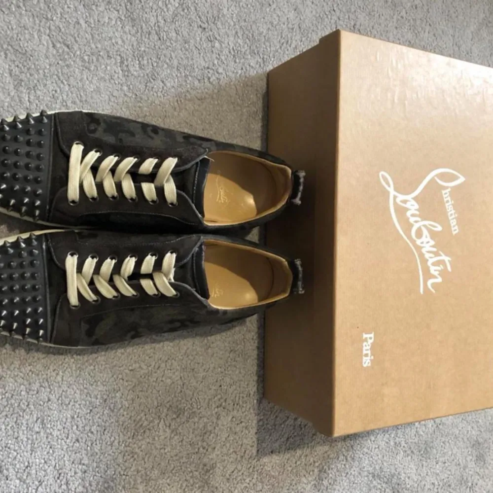 Tja säljer nu ett par nästintill nya camo skor från Christian Louboutin i storlek 43 för endast 3799kr! Box m.m medföljer / kvitto finns, priset är ej hugget i sten! Hör av er i dem vid funderingar 🙌. Skor.