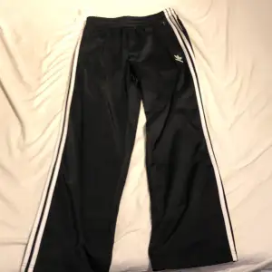 Tjena! Säljer mina adidas original byxor. Då jag inte använder dem. Dem är använda ett fåtal gånger och skicket är 10/10! Nypris 800kr. 