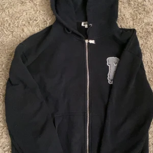 Risky Zip Hoodie V1 - Inköpt i vintras andvändes fram tills juni sen har den bara legat. Skicket är väldigt bra inga slitningar eller fläckar.  