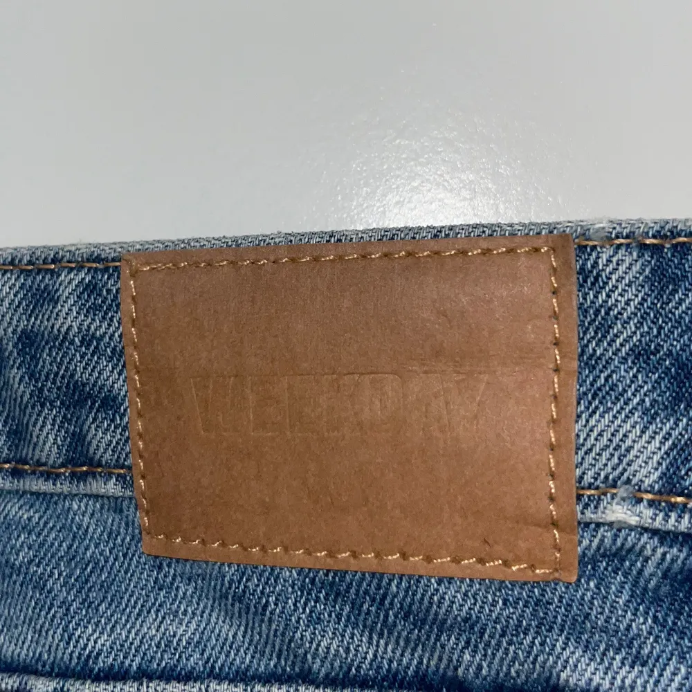 Helt oanvända, supersnygga jeans från weekday i storlek W25 L32 i ljusblå tvättning. Säljer då de tyvärr inte passar mig längre. Knappar hela vägen som knäppning. Se bilder på weekdays hemsida för passform på denna modellen. Nypris är 600 kr.. Farkut & Housut.