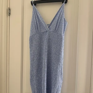 Fin klänning  - Har använts en gång. Jättefin somrig kläning. Finns mer bilder om du frågar. Köparen står för frakt