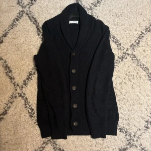 Cardigan - Tjena! Säljer nu denna cardigan i ett tjockare material. Den är därmed perfekt till lite kyligare dagar. Storlek S på taggen men passar definitivt M. Cardiganen är i nyskick och har använts några enstaka gånger men inga defekter eller liknande. Mvh.