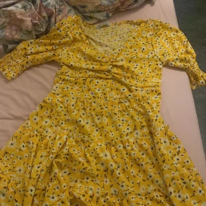 Two pieces klänning  - Den är ba använd några gånger,har köpt den utomlands i antakya,väldigt fin på, den e blommig och ljus gul färg 