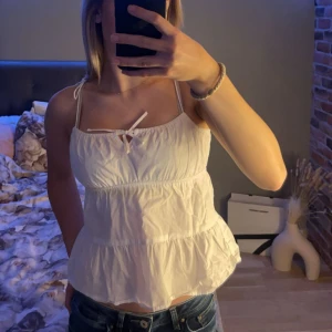 Söt topp  - Gullig topp i storlek xxs men passar mig som har S, man kan justera ärmarna med knytena. Har köpt här på plick, bra skick 🫶🏼