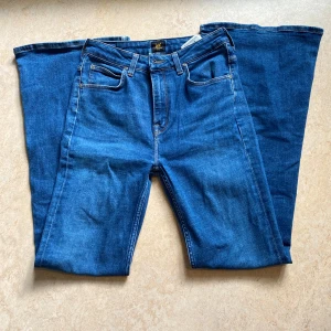 Blå Flarejeans - Säljer dessa blå Lee jeans i storlek w28. Knappt använda är som nya🩷  Ny pris 500 säljer för 300, men går att diskutera🩷