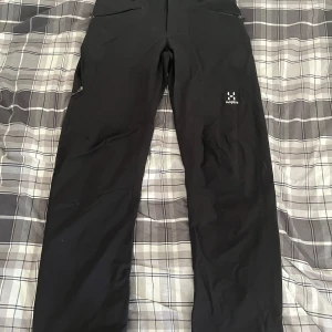Haglöfs move softshell standard pant  - Säljer dessa Haglöfsbyxor för jag inte använder de. Byxorna är i väldigt bra skick. Ny pris mellan 1400-1600 kr. Vid snabb o enkel affär kan priset diskuteras. Tveka inte på att höra av er vid intresse eller frågor!