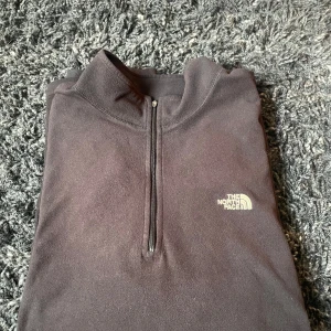 The North Face Fleece  - En The North Face Fleece, modellen TKA 100, jättebra skick. Pris kan diskutera 