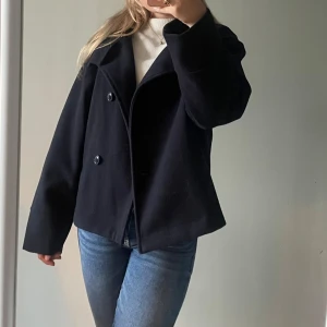 Kappa från Gina tricot - Kort kappa från Gina Tricot. Perfekt som höst eller vårjacka💗 Nypris 600 kr