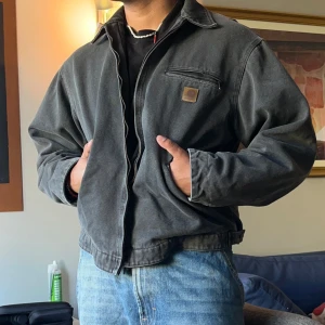 Carhartt detroit jacket - Säljer min Carhartt detroit jacket! Uppskattad storlek: M-L. Sitter lite oversized på mig som passar i S-M. Bra skick med trcken på användning med det bidrar till charmen:) Gråsvart i färgen Pris går att diskutera!! Hör av er vid frågor:)