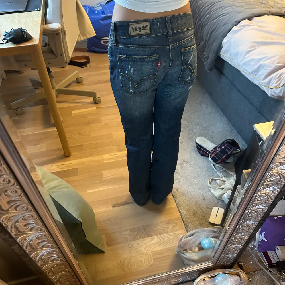 Levis bootcut, low waist jeans! Fint skick nästan oanvända! Pris går att diskutera, men går efter bud. Storlek 26x34. Jeans & Byxor.