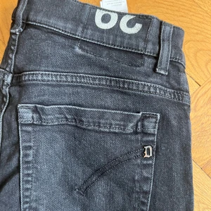 Dondup jeans - Säljer nu dessa extremt feta Dondup jeans i modellen George och som är storlek 29. Skick 10/10, knappast använda! Tveka inte på att höra av dig vid frågor eller intresse!