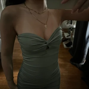 Festklänning🪩 - Säljer nu denna snygga klänningen i storlek Xs, man knyter en rosett på baksidan 🎀