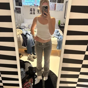 Gina jeans - Fina gråa jeans med en silver stjärna i bak ifrån Gina tricot, helt nya aldrig använda dock klippte jag tyvärr av lappen! Köpta på barn avdelningen och som sitter perfekt på mig som är 160cm
