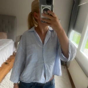 Skjorta  - Jättesnygg blå vit randig skjorta med trekvartsärmar från Zara i storlek XS, men passar även S. Inga defekter 🥰