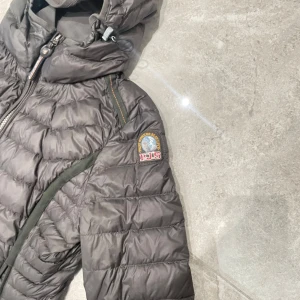 Parajumpers jacka  - Jag säljer denna jacka eftersom jag inte har nån andvänding till den längre om du är intresserad skriv till mig så diskuterar vi priset där 😊💞