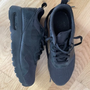 Nike skor  - Använda men i bra skick. Väldigt bekväma. Säljs då de är för små på mig. 