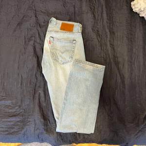 Tjena, säljer detta par feta jeans av märket Levis. De är modellen Levis 501. Jeansen är i väldigt gott skick utan några anmärkningar. Inga djur hemma🐾Vid funderingar eller liknande är det bara att höra av sig!