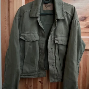 Grön jeansjacka - Jättefin grön jeansjacka som är använd ett fåtal gånger