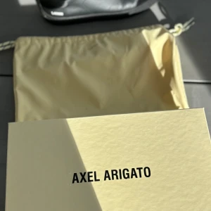 Axel arigato - Ganska bra skick, inga hål eller märken. Bra skor inför hösten