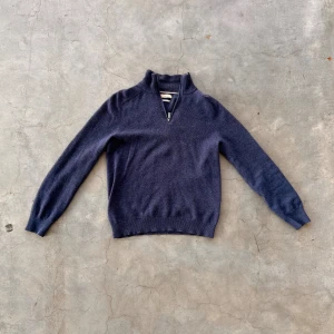  Kashmir half zip  - En fet Kashmir half zip i mycket bra skick🤑🤑🤩(100% Kashmir)💸💸 Tröjan passar XS!!💸 Nypriset på dennna tröja är 1200kr!🤑💸 Eftersom att det är 100% kashmir så säljer jag den för 600kr (inte ristat i sten)✌️🎉🎉 Vid minsta fundering, kontakta mig🤑🤑🤩🤩🎉🎉