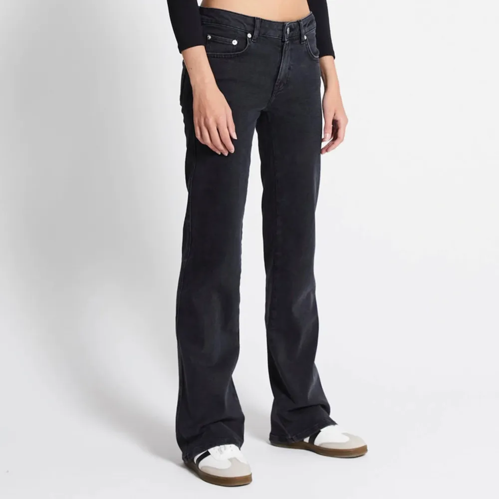 Säljer ett par snygga svarta bootcut jeans. De är trendiga med dess bakfickor och så snygg passform. Använda 2 gånger!❤️Längd short. Farkut & Housut.