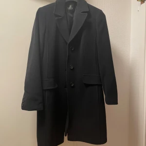 Klassisk svart rock från Barbara Lebek  - Klassisk svart rock från Barbara Lebek i storlek 40 (EU). Skicka dm för exakta mått! 😊 Lite använd men i bra skick. 