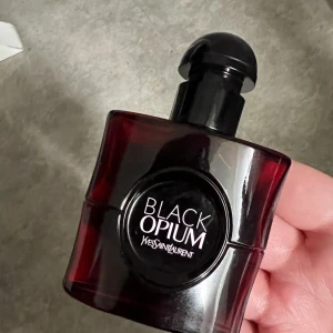 Parfym YSL black opium over red 30ml  - Den är endast sprayad en gång, fick i present men passar inte mig tyvärr. Köpt på kicks för 1150kr  