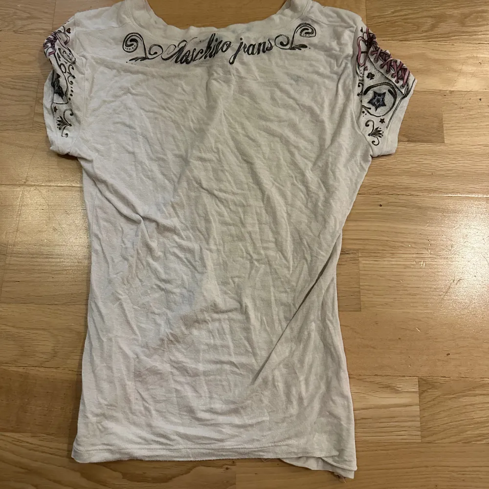 Säljer denna otroligt snygga Moschino t-shirt då jag tyvärr inte använder den längre. Den är super stretch material och sitter tight på mig som har S i tröjor . Men kommer även sitta tight även om du har annan storlek pga stretchen. . Toppar.