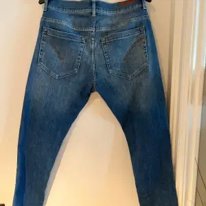 Säljer nu ett par helt nya Dondup George jeans i storlek 32. Jeansen är helt nya och köpta på NK (tag finns kvar, samt kvitto) och är endast testade en gång. Säljer då jag fick dom i present och är förstora. Bara att skriva om ni undrar något!👍