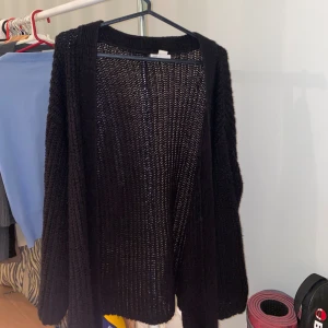 Cardigan - Säljder denna mysiga cardiganen från H&M som inte kommer till användning längre. Den är sparsamt använd och i fint skick. Hör av er vid intresse eller ev frågor!💌☺️