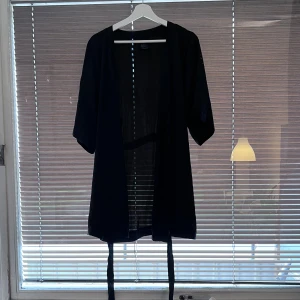 Kimono  - Tunn svart kimono.  Skick: Bra