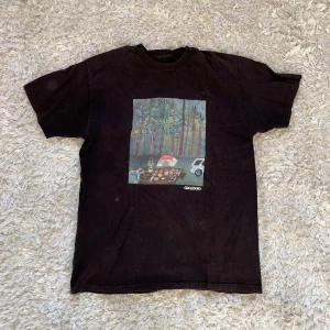 GX1000 Camp t-shirt - fet GX1000 t-shirt med nice tryck, köpt från deras hemsida 2021, strl L. användes mycket för ett tag sen men har mest legat och skräpat senaste året. Hör av dig vid frågor 🙌🏻