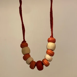 Rött halsband - Rött snör halsband med fina pärlor. Kontakta för mer bilder och detaljer! 💕