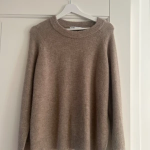 Stickad tröja - Långärmad stickad tröja i ljus brun men ser dock lite mörkare ut på bilden. Knappt använd!🤎🤎