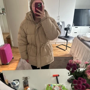 jacka - superfin jacka från bikbok som aldrig kommit till användning så i nyskick, man kan ändra hur man vill ha i midjan, storlek M