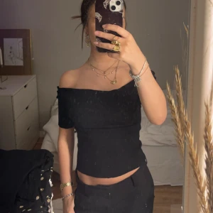 Off shoulder  - Supersnygg topp som är avklippt till en offshoulder, perfekt passform