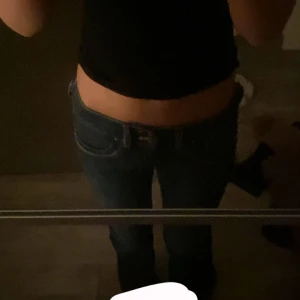 Blåa bootcut jeans  - ja ty par ganska så nya jeans men säljer dom då de är för små för mig🫶🏻 Inte så använda, skriv vid frågor eller frågor❤️