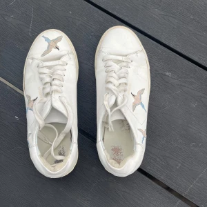 Axel arigato skor dam - Säljer mina Axel Arigato skor i storlek 39. Dem är använda där av defekter som man kan se på bilderna. Det mesta av det sitter i sulan i skon vilket man inte ser när man har på sig dem. Köpte för 1500 om jag inte minns fel🥰 Bara att skriva vid frågor