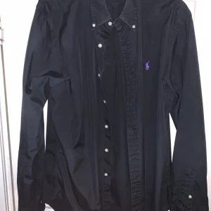 Ralph Lauren Skjorta - En klassisk Ralph Lauren skjorta custom fit i ny skick