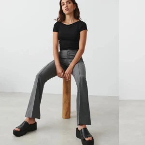 BYTE dessa kostymbyxor mot en i strl S - Köpte fel storlek, detta är storlek XS och jag vill ha storlek S. Tog bort prislappen innan jag märkte, men dem är nya och aldrig använda.✨ Byter gärna mot en i storlek S!!