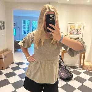 Stylein topp - använd 2 gånger, passar kog både M och S, nypris 2000 kr