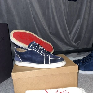 Christian Louboutin  - Säljer dessa sjukt feta Christian Louboutin i marinblå färg ”Sällsynt CW” Allmänt fina men använda såklart. Inga scam bud!