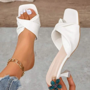 Vita klackar - Helt nya vita klackar. Aldrig använda! Kommer med box!  