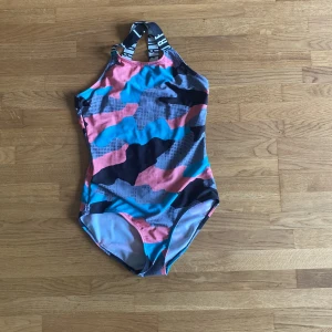 Baddräkt med camoflauge mönster och kors o ryggen - Använd få gånger bra skick