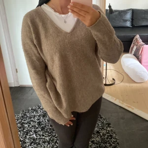 Stickad tröja - Jätteskön stickad tröja från Ullared med v-ringning🤍Säljer eftersom jag har många stickade i denna färgen. Den är inte sticksig som många stickade tröjor kan vara!!