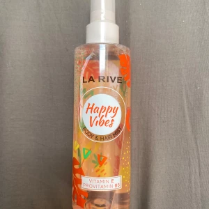 La Rive body mist - Body mist från La Rive i doften Happy Vibes. Dogtar somrigt och fräsht, bara använd några gånger så den är nästan full.