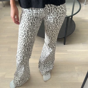 Leopard jeans - Leopard jeans storlek 32/34 300kr