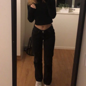 Svarta jeans  - Säljer mina flitigt använda svarta jeans. De har en lagning på låret, de är dock inget som man tänker på när man har de på sig, därav priset 💗de är även uppsydda så de passar någon som är runt 160 cm. 