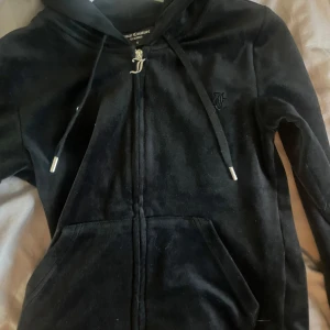 Juicy couture  - Säljer denna äkta juicy kofta som jag fick i julas men inte fått användning för, som helt ny använd hemma typ tre gånger. Skriv privat  för fler bilder 