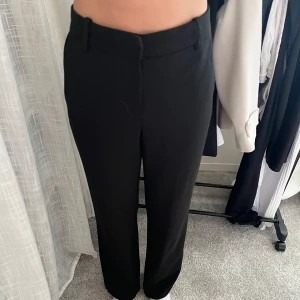 Kostymbyxor från Vero moda - Passar fint till kavaj. Högmidjade, storlek xs. 